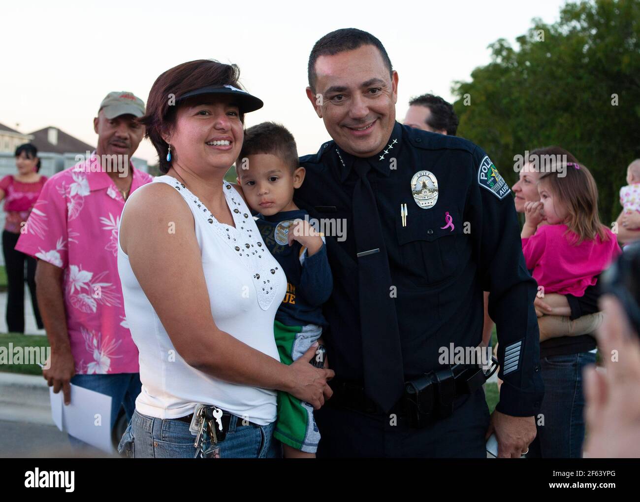 Austin Police Chief Art Acevedo saluta i residenti di un lontano quartiere sud di Austin durante la National Night out, uno sforzo nazionale anti-crimine volto a mantenere i quartieri vivaci e sicuri. ©Bob Daemmrich Foto Stock