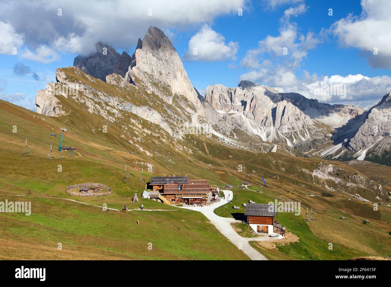 Vista sul Geislergruppe o sul Gruppo delle Odle con chalet, Dolomiti, Italia, Alpi Dolomiti Foto Stock