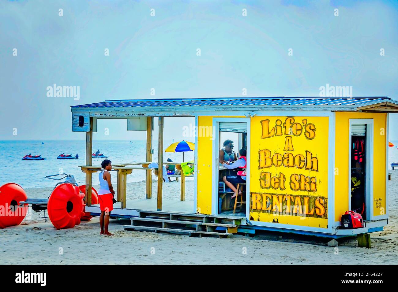 I turisti aspettano di noleggiare moto d'acqua presso il noleggio di moto d'acqua Life's a Beach a Biloxi Beach, 27 marzo 2021, a Biloxi, Mississippi. Foto Stock