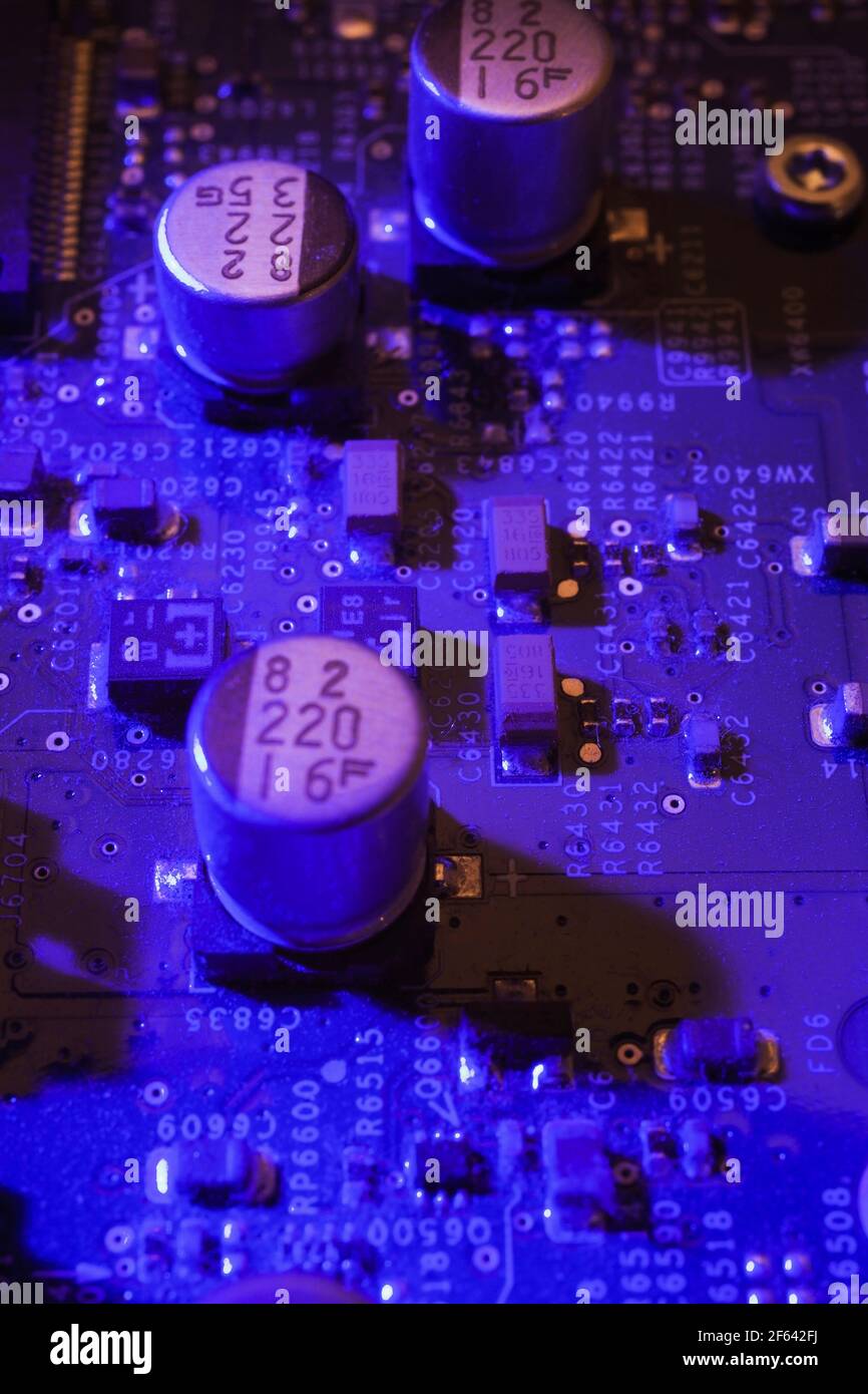Dettagli della scheda a circuiti stampati del computer blu Foto Stock