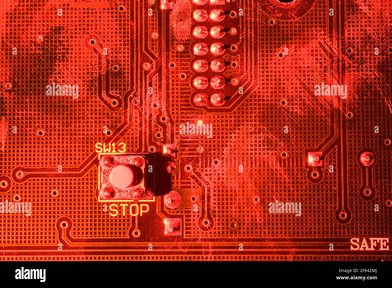 Primo piano della scheda a circuiti stampati del computer rosso Foto Stock