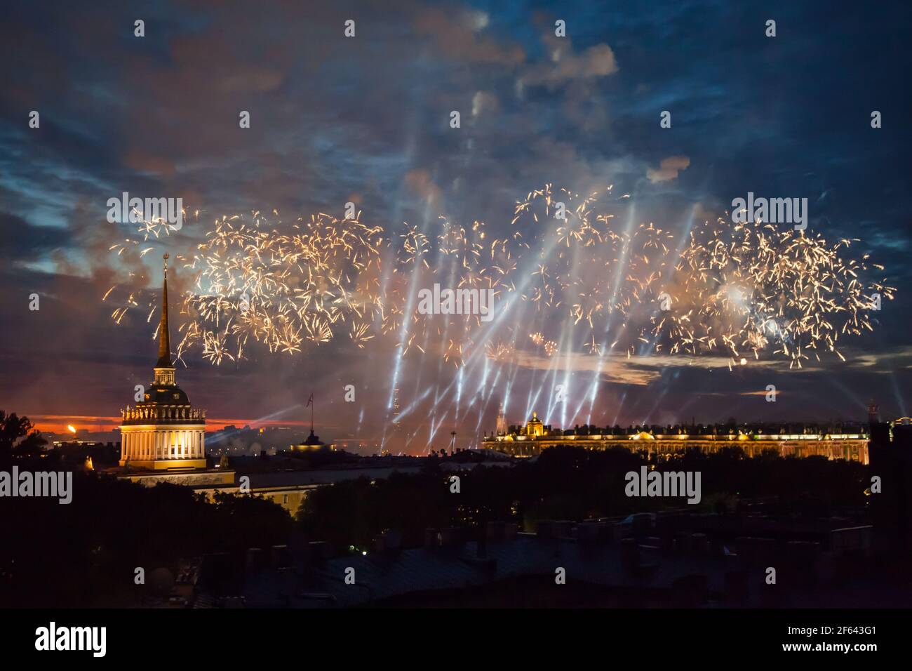 Saluto sulle vele scarlatto vacanze a San Pietroburgo. Russia. Vista dalla cattedrale di Sant'Isacco Foto Stock