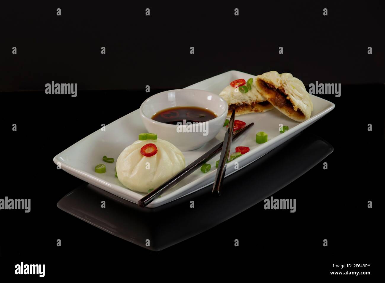 Bao Buns con salsa da immersione e bastoncini Foto Stock