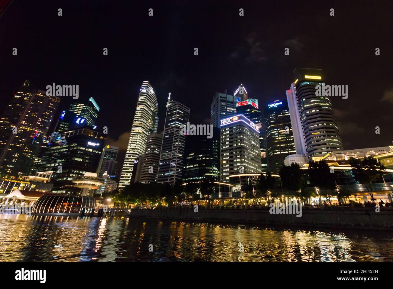 Il Marina Bay, Singapore - 19 dicembre 2014: vista del quartiere degli affari di notte dalla Marina Bay a Singapore. Foto Stock