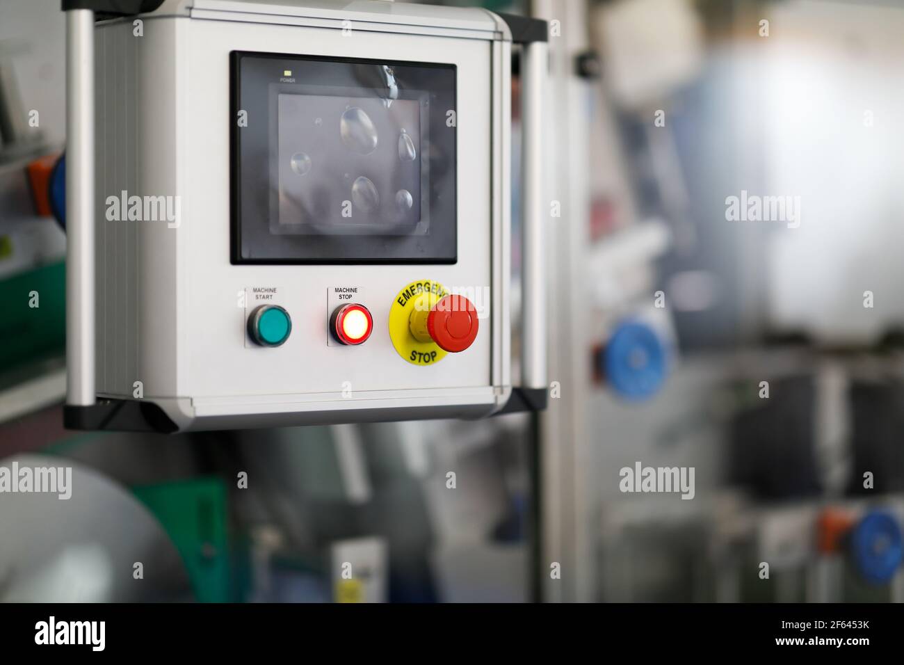 Pannello di controllo touch screen della moderna macchina industriale. Messa a fuoco selettiva. Foto Stock