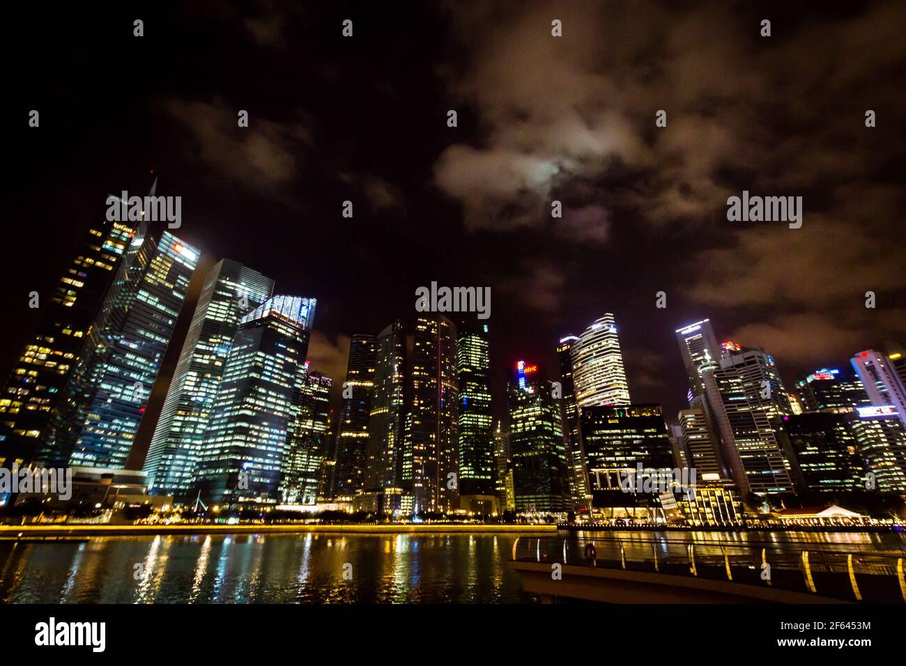 Il Marina Bay, Singapore - 19 dicembre 2014: vista del quartiere degli affari di notte dalla Marina Bay a Singapore. Foto Stock