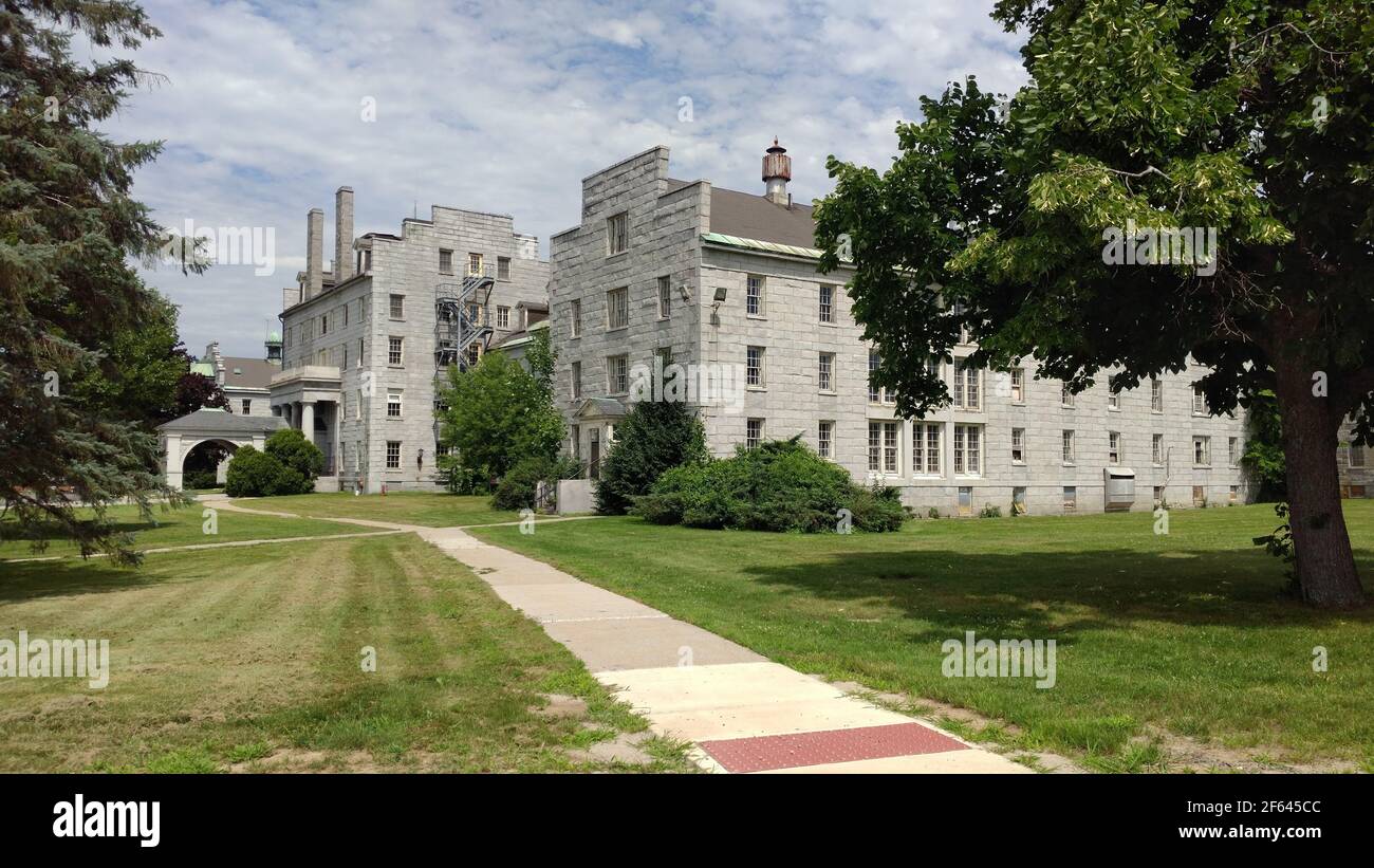 Edifici storici del campus del governo statale sul lato orientale del fiume Kennebeck, Augusta, ME, USA Foto Stock