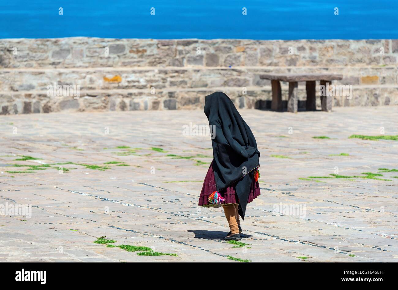 Peruviana quechua indigena con abiti tradizionali sulla piazza principale dell'isola di Taquile, lago Titicaca, Perù. Foto Stock