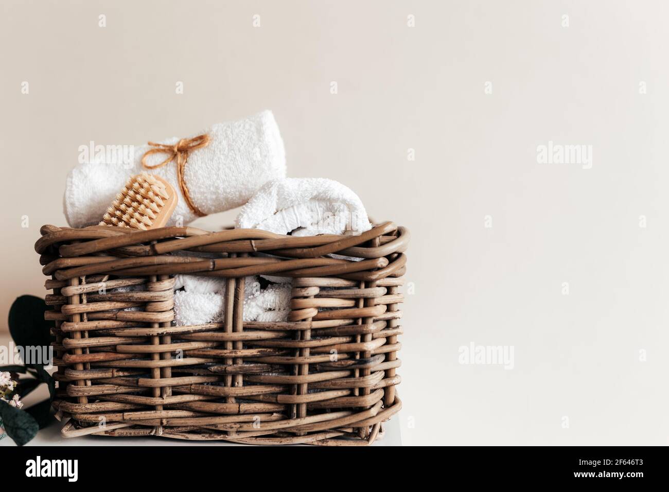 Cestino con accessori da bagno. Un set di asciugamani piegati e arrotolati, spazzola per i piedi. Concetto domestico. Concetto di pulizia dell'hotel. Foto di alta qualità Foto Stock