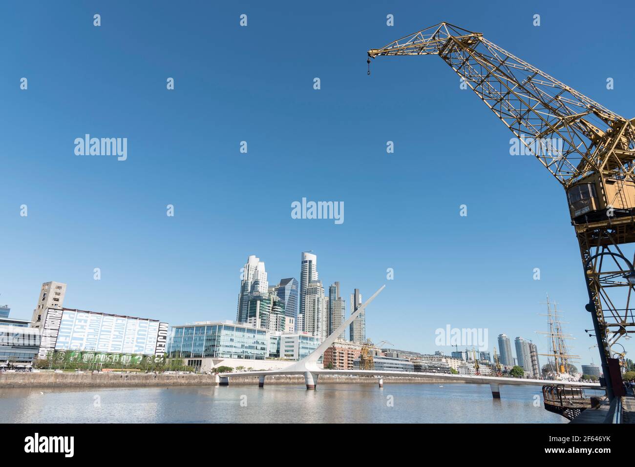 Puerto Madero, un quartiere esclusivo e turistico a Buenos Aires, Argentina: Edifici moderni, Puente de la Mujer, Fragata ARA Presidente Foto Stock