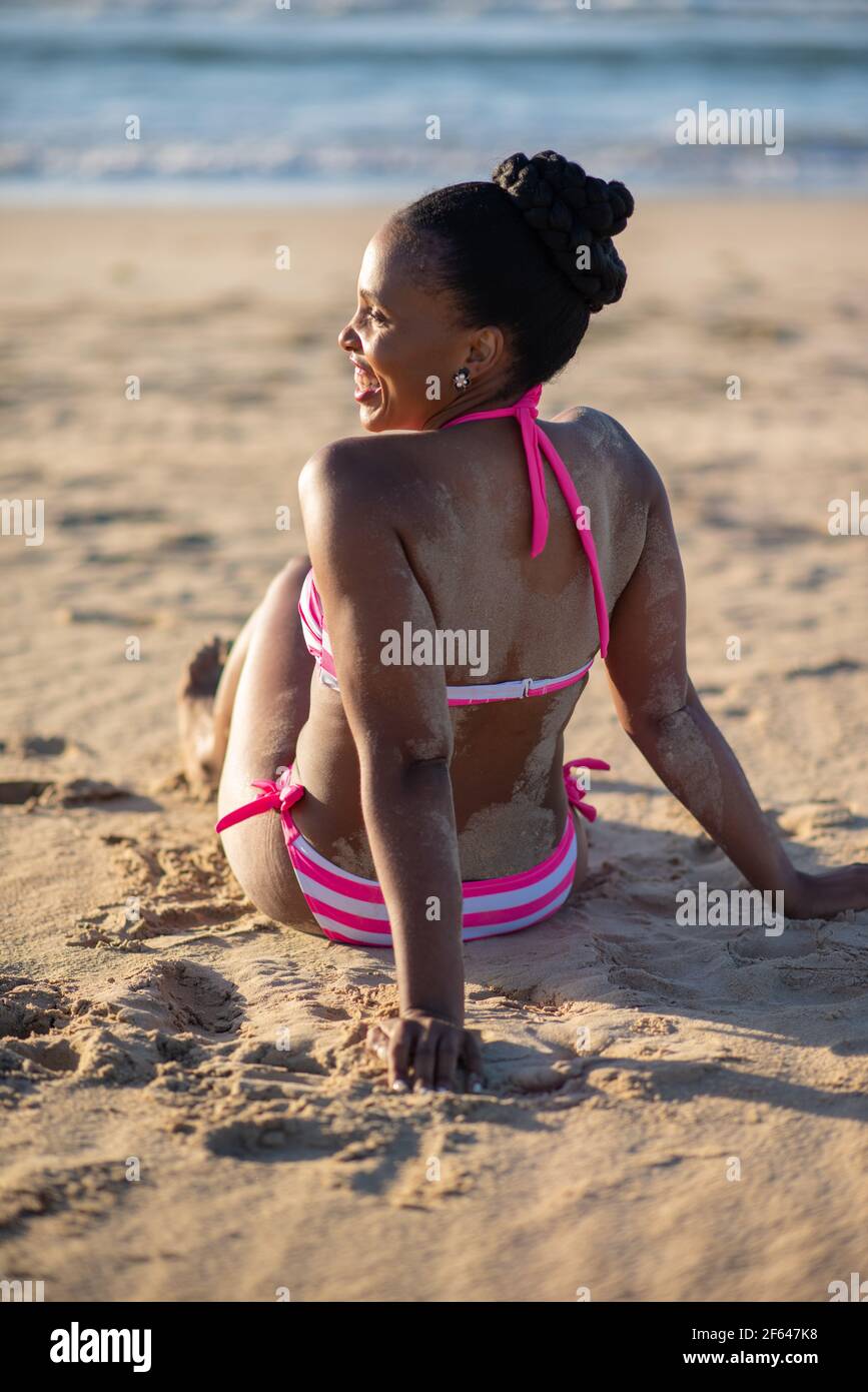 Donna che ama trascorrere un po' di tempo in spiaggia Foto Stock