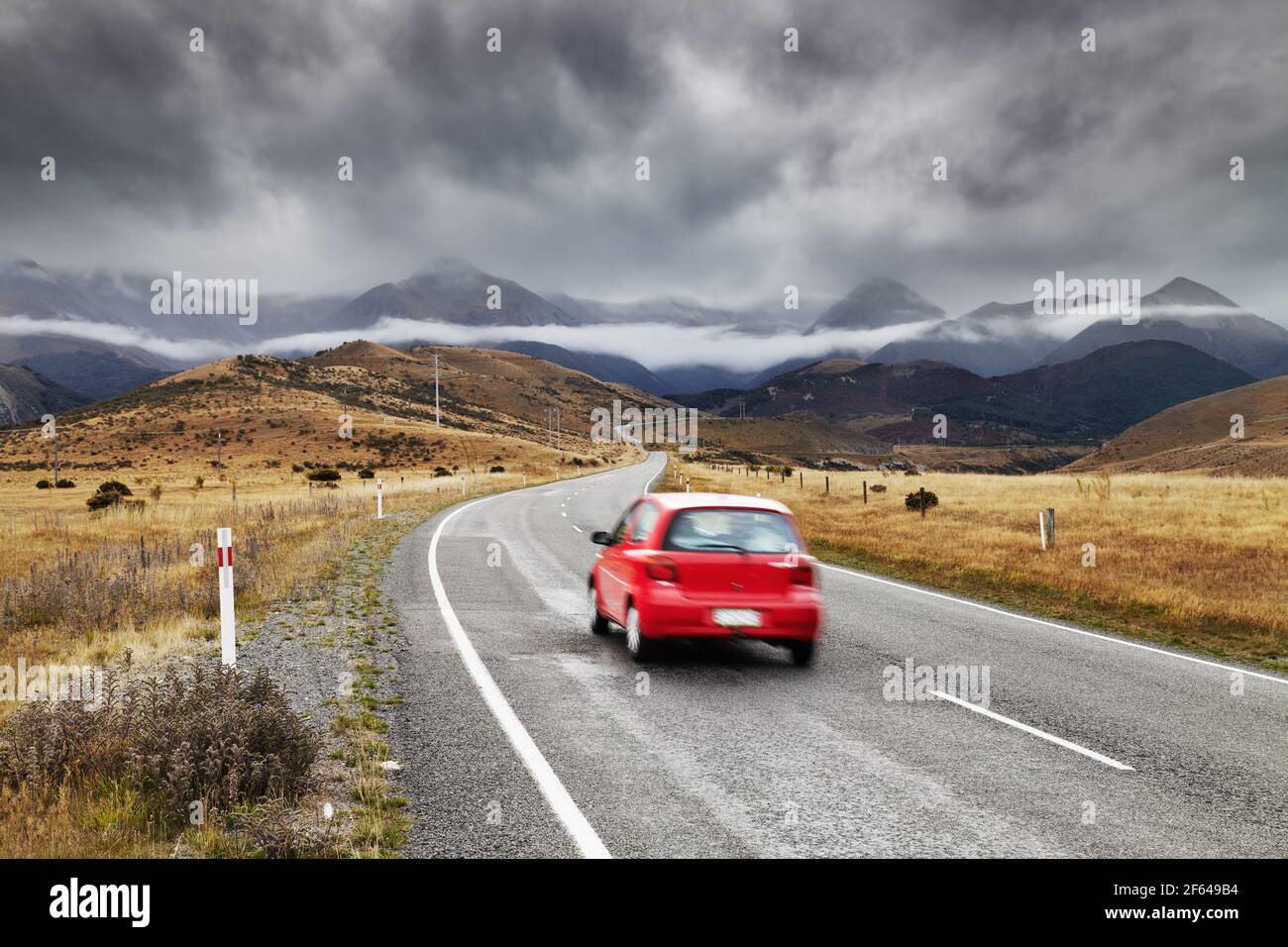 Auto rossa sulla strada, Arthur's Pass, Alpi del Sud, Nuova Zelanda Foto Stock
