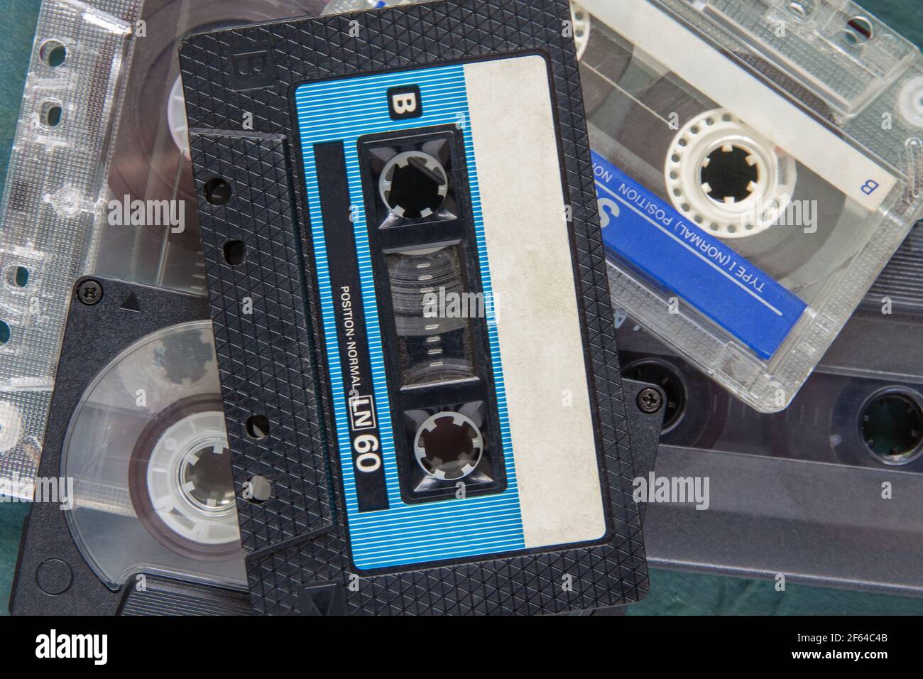 Una pila di vecchie cassette audio in primo piano. Immagine di sfondo Foto Stock