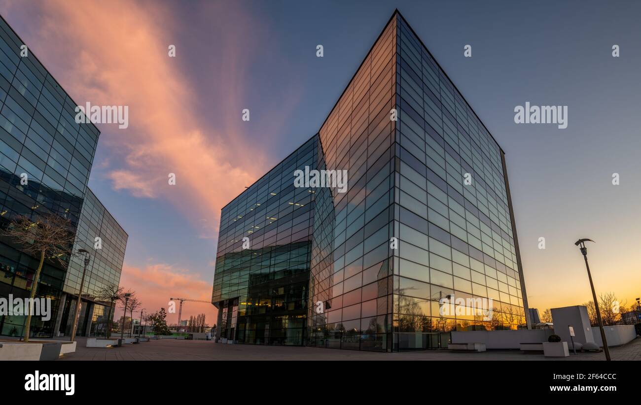Szczecin, Polonia-Marzo 2021: Edificio moderno per uffici Baltic Business Parkin la luce di un bel tramonto Foto Stock