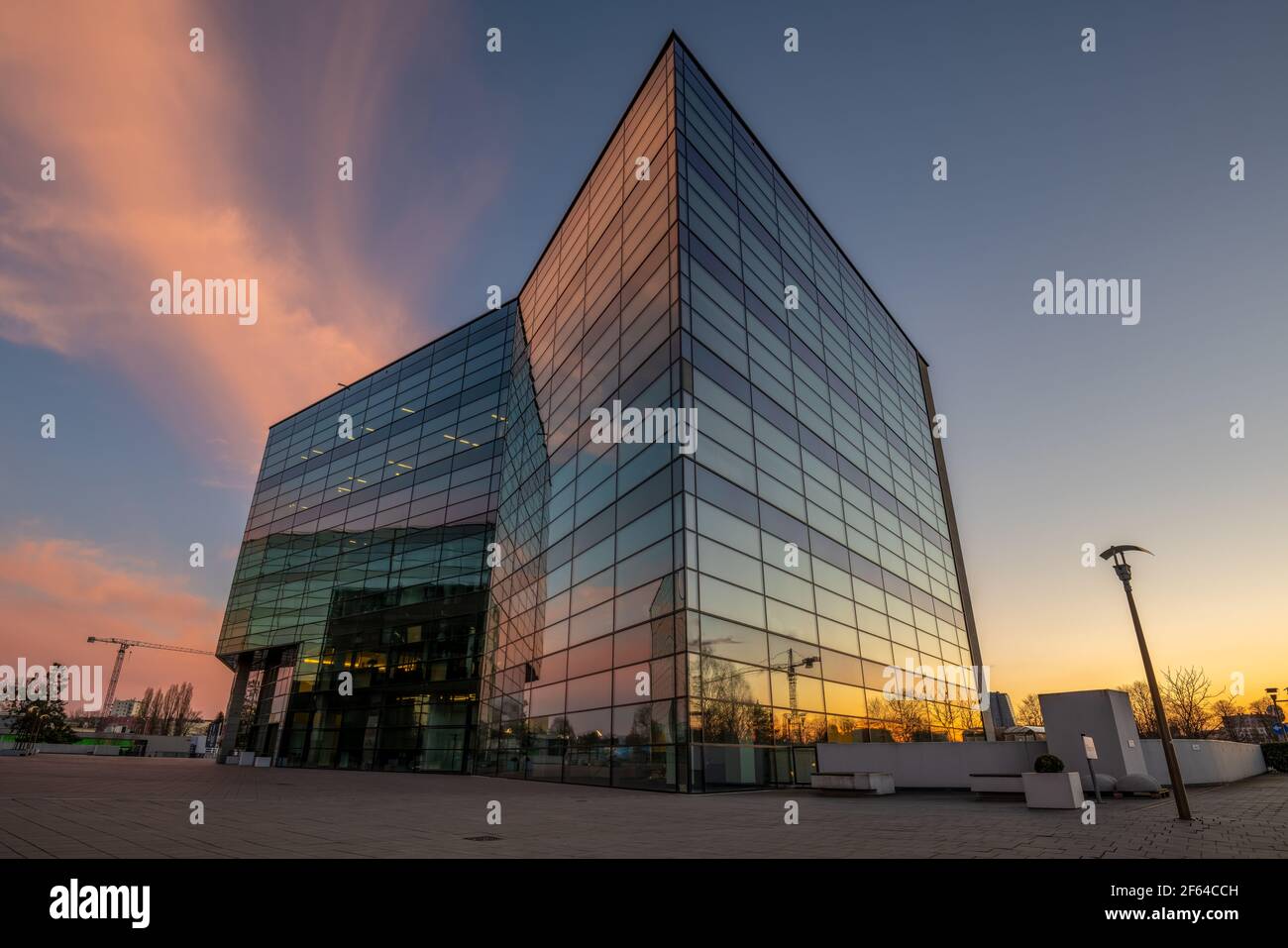 Szczecin, Polonia-Marzo 2021: Edificio moderno per uffici Baltic Business Parkin la luce di un bel tramonto Foto Stock