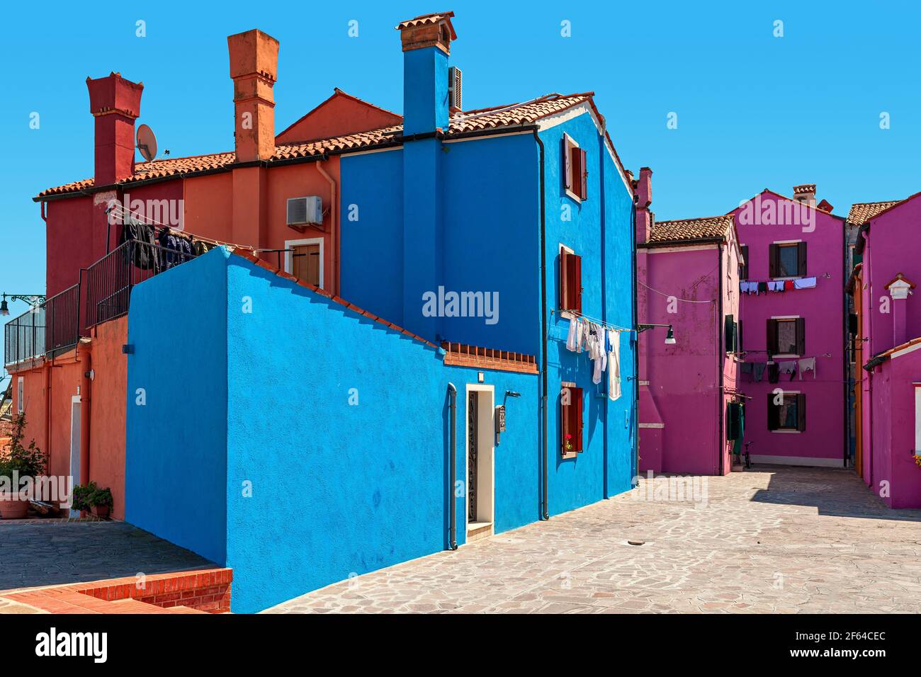 Piccolo cortile e vecchie case colorate dell'isola di Burano in Italia. Foto Stock