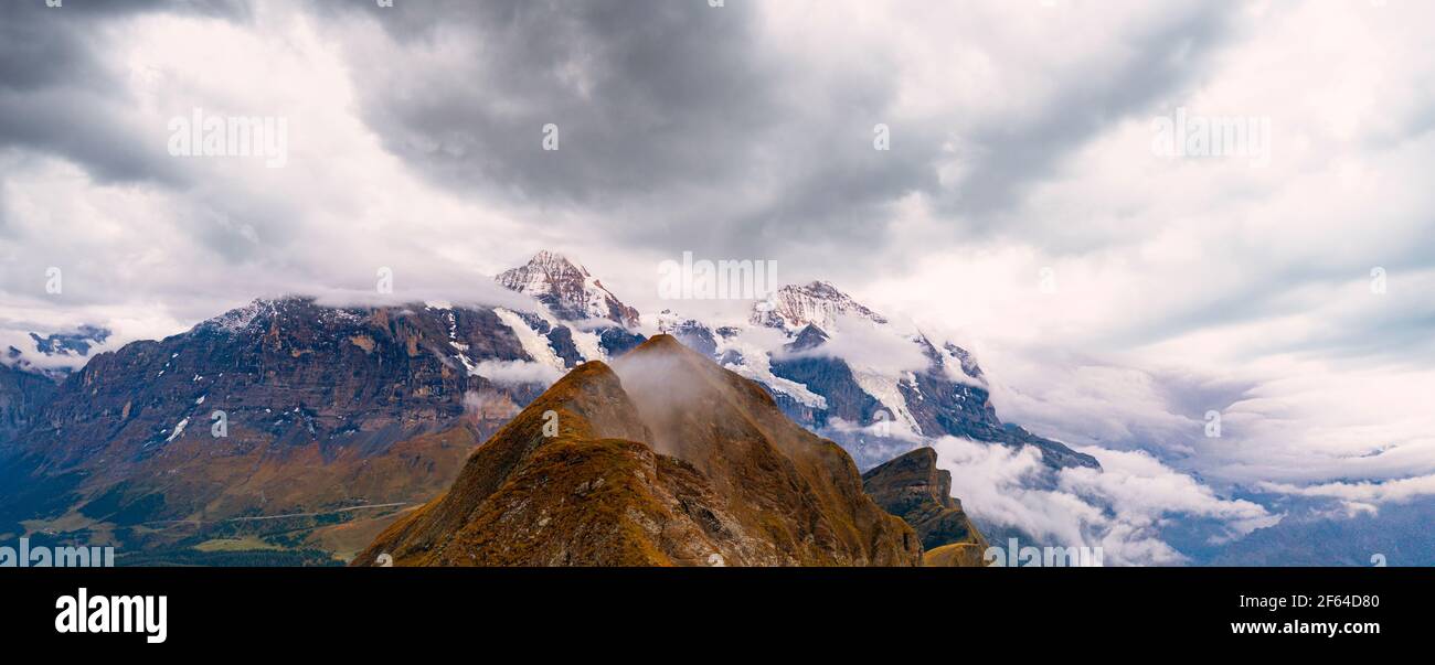 Le nuvole sui monti Eiger, Monch e Jungfrau si possono ammirare da Mannlichen, Grindelwald, Oberland Bernese, Canton Berna, Svizzera Foto Stock