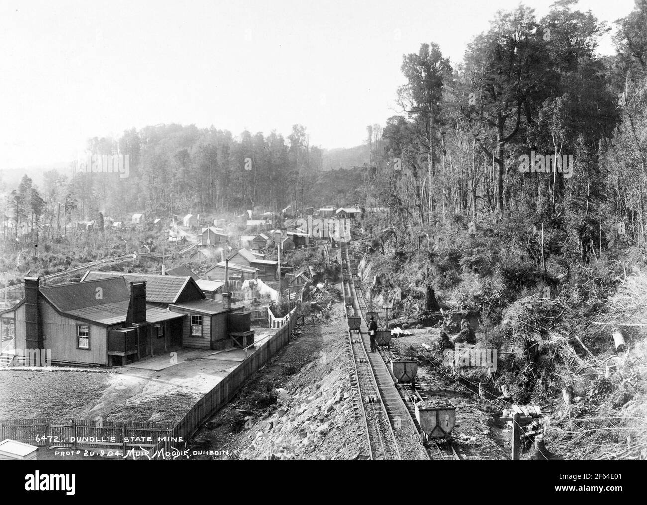 Vagoni di carbone sul pendio ferroviario alla miniera di carbone di Dunollie, Nuova Zelanda, circa 1910. Foto di Muir Moodie di Dunedin Foto Stock