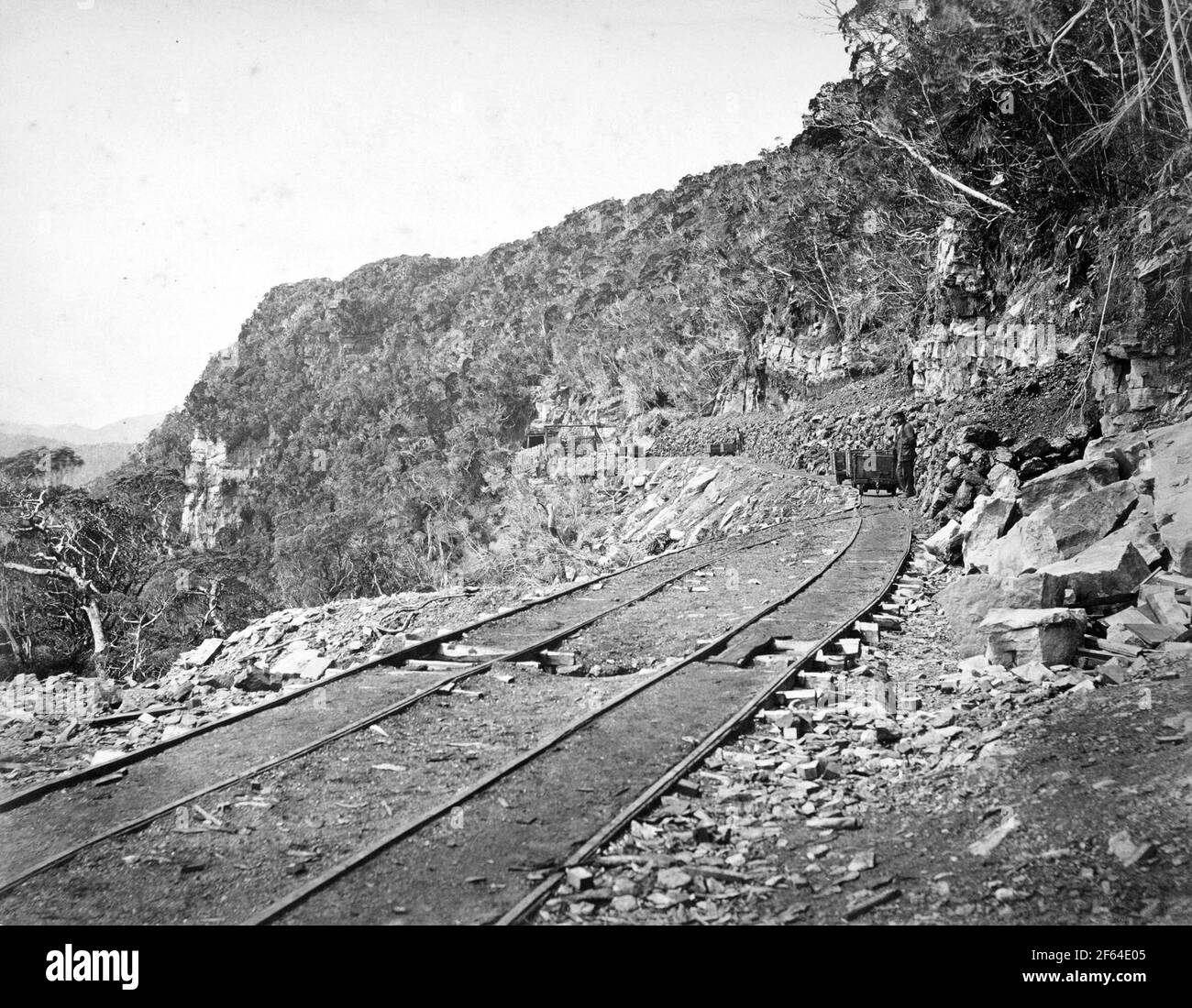 Vagoni di carbone sul pendio ferroviario alla miniera di carbone di Dunollie, Nuova Zelanda, circa 1910. Foto di Muir Moodie di Dunedin Foto Stock