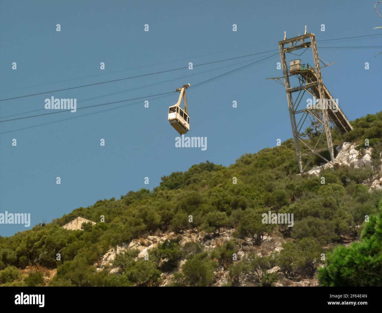 Scena della funivia. Paesaggio alpino in una giornata di sole Foto Stock