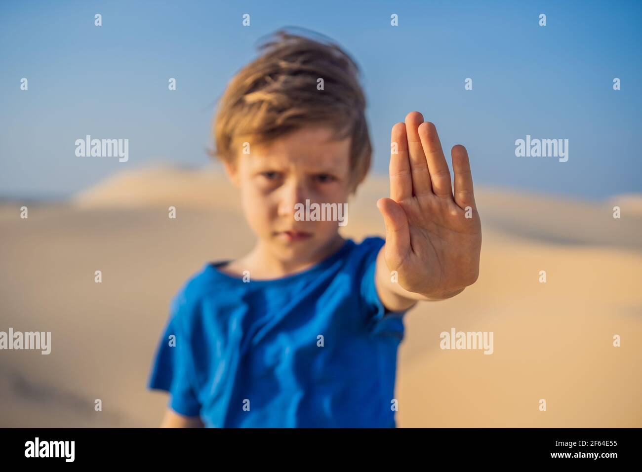 Boy chiede di porre fine al cambiamento climatico. Niente rifiuti, niente gas a effetto serra, riduzione delle emissioni di anidride carbonica Foto Stock