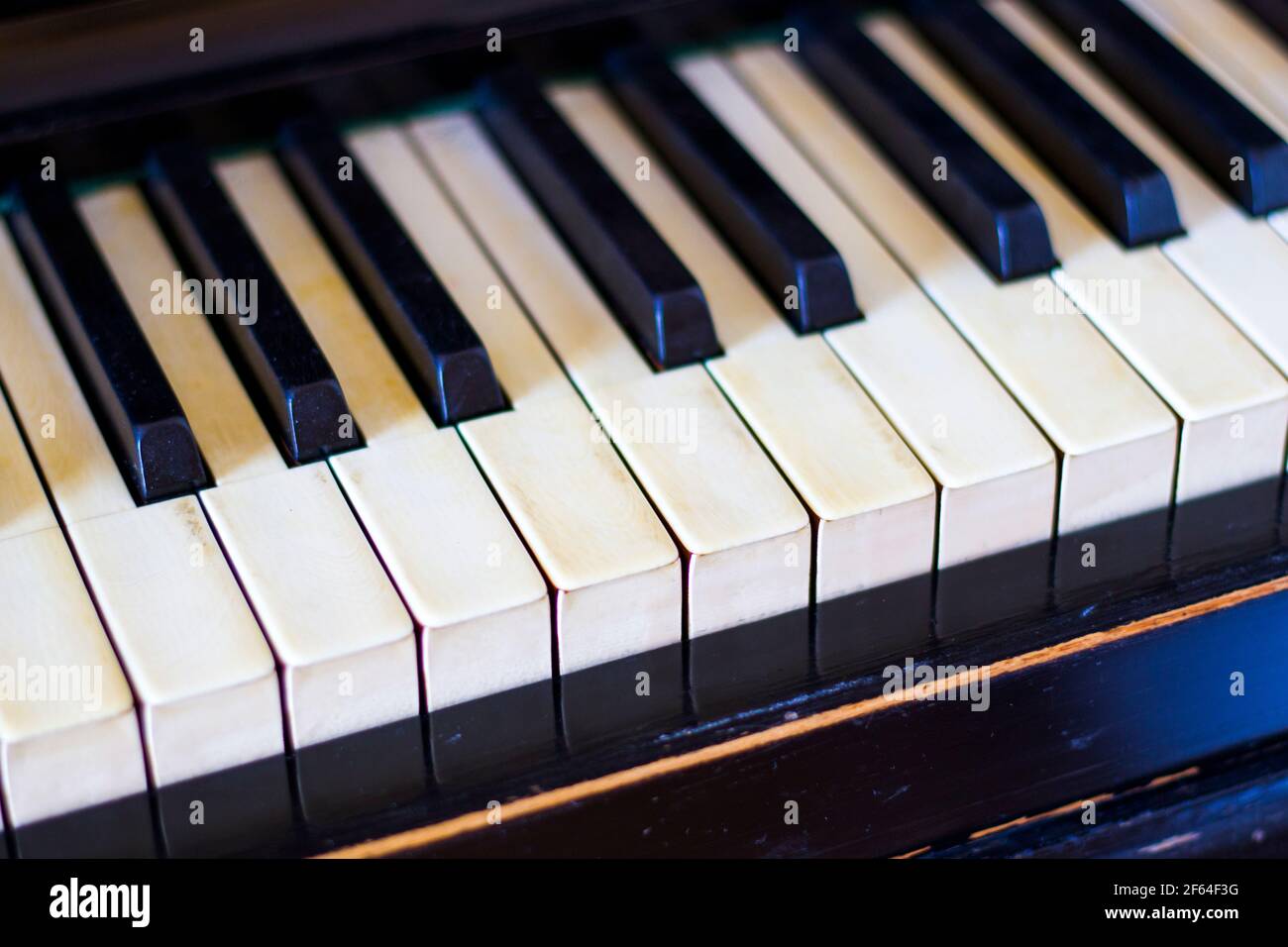 Tastiera per pianoforte, tasto bianco e nero, primo piano e macro, pianoforte retrò e vintage, strumento musicale Foto Stock