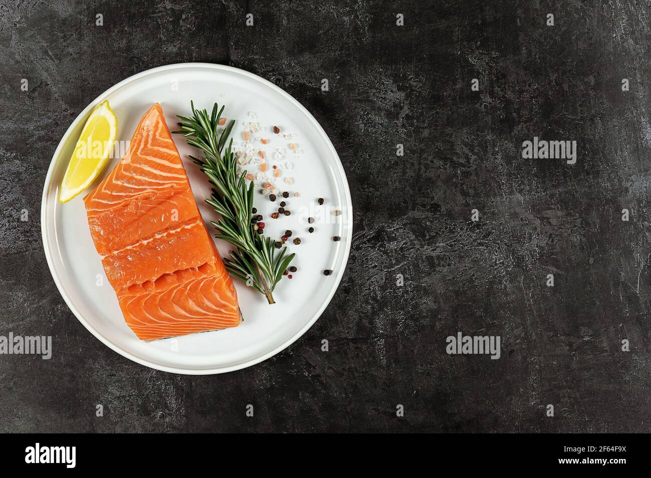 Salmone fresco dell'Atlantico crudo sul piatto. Grande fonte di acidi  grassi omega-3, proteine, potassio e selenio Foto stock - Alamy