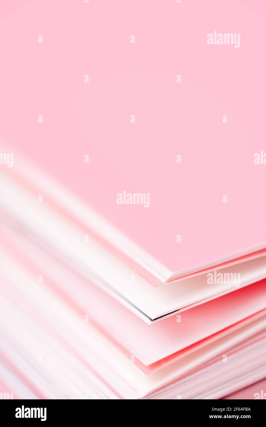 Chiudi le pagine del libro su sfondo rosa pastello, spazio per la copia Foto Stock