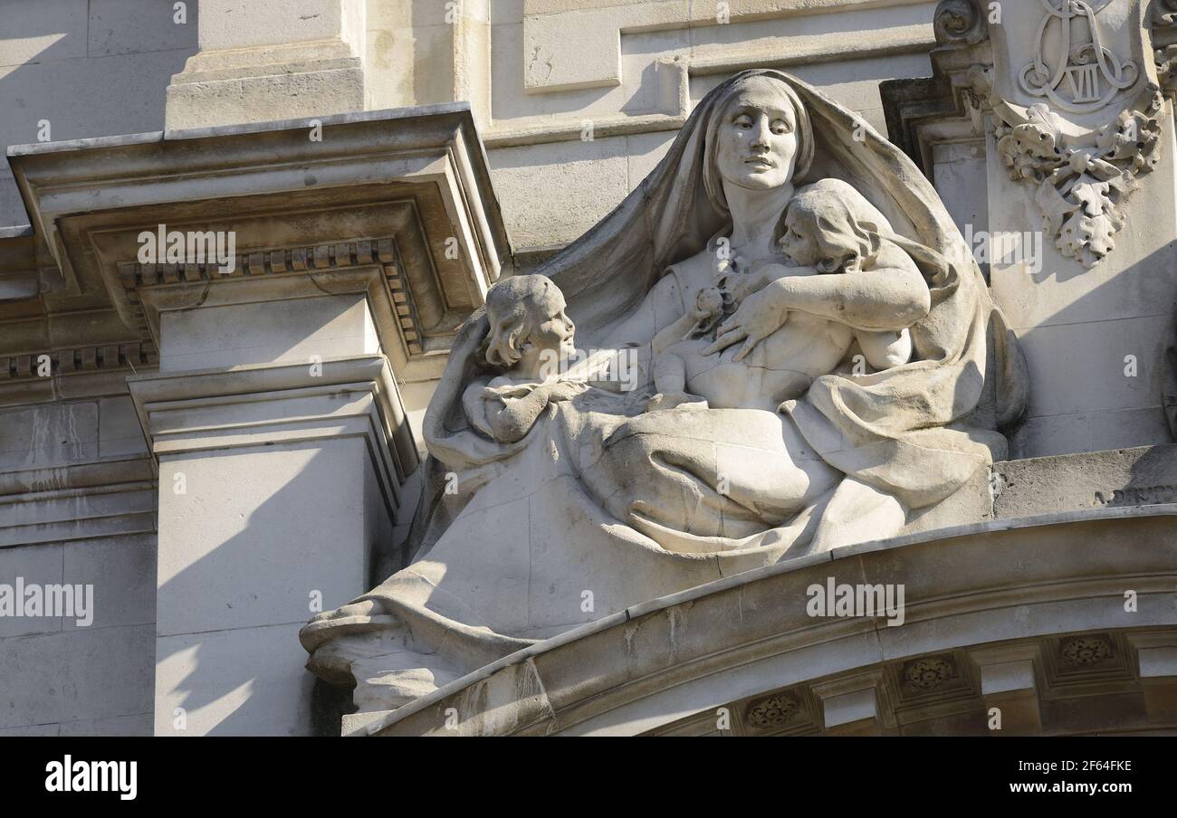 Londra, Inghilterra, Regno Unito. Statue: Dolore della Pace (Alfred Drury) sulla facciata Whitehall dell'edificio degli uffici della Vecchia Guerra Foto Stock