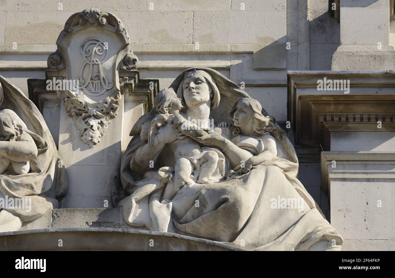 Londra, Inghilterra, Regno Unito. Statue: Winged Messenger of Peace (Alfred Drury) sulla facciata Whitehall del palazzo degli uffici della Vecchia Guerra Foto Stock
