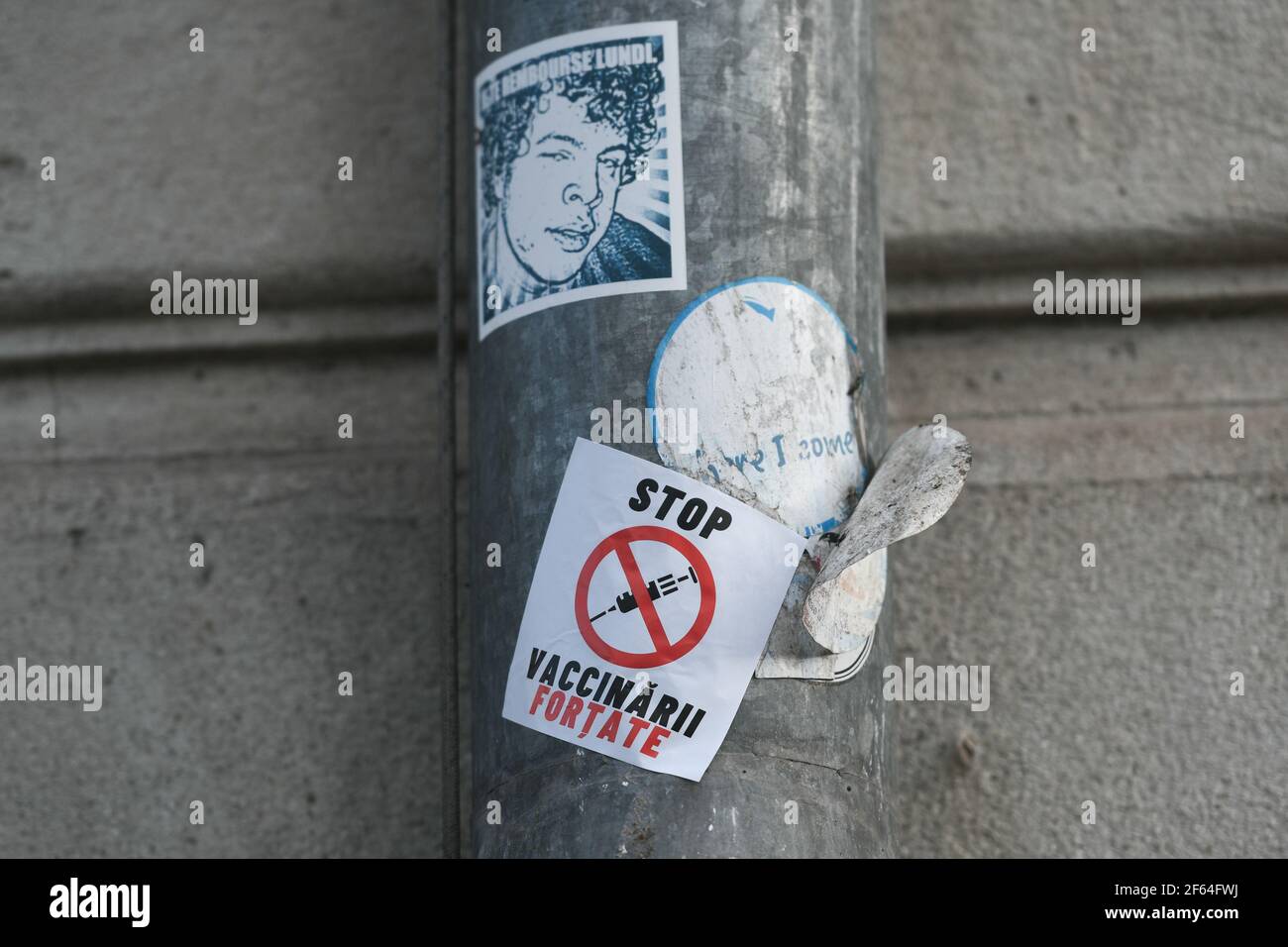 Messaggio "Stop obbligatoria vaccinazione" nel centro di Bucarest dopo una protesta contro le restrizioni pandemiche COVID-19. Foto Stock