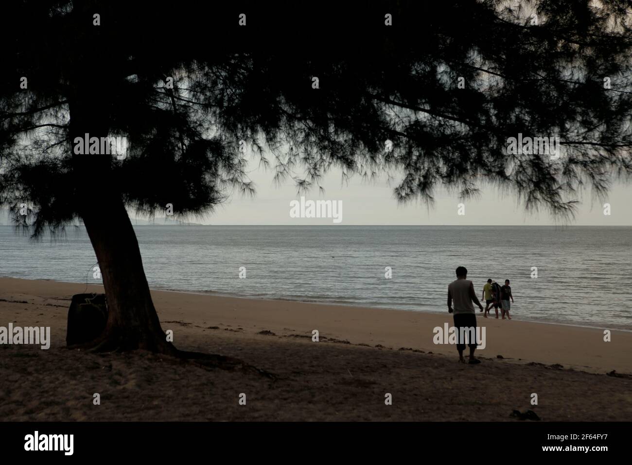 Una spiaggia di sabbia in Ao Khanom, provincia di Nakhon si Thammarat, Thailandia. Foto Stock