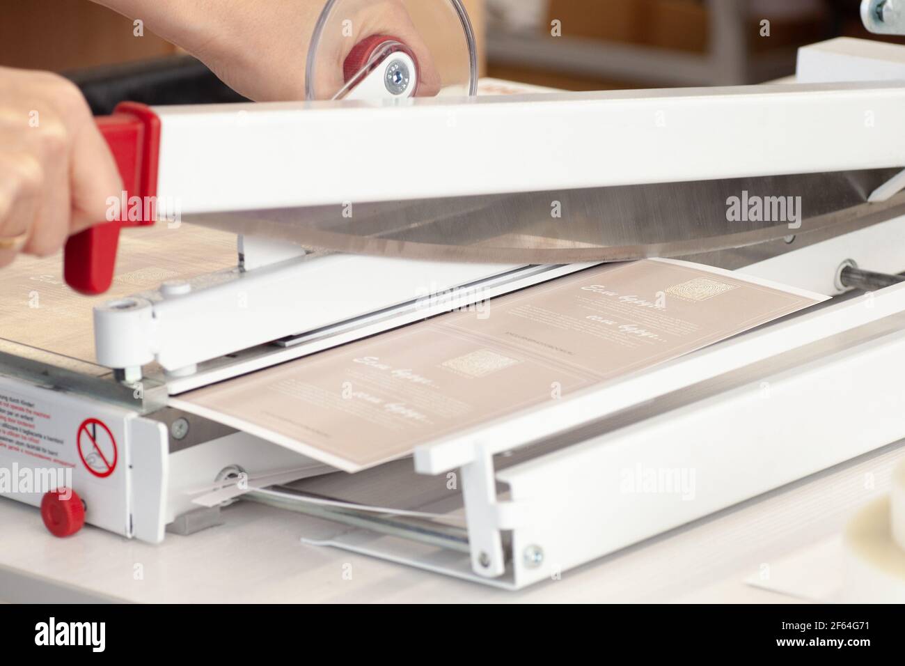primo piano lama per coltello a ghigliottina manuale per tagli di carta  foglio laminato, volantini Foto stock - Alamy