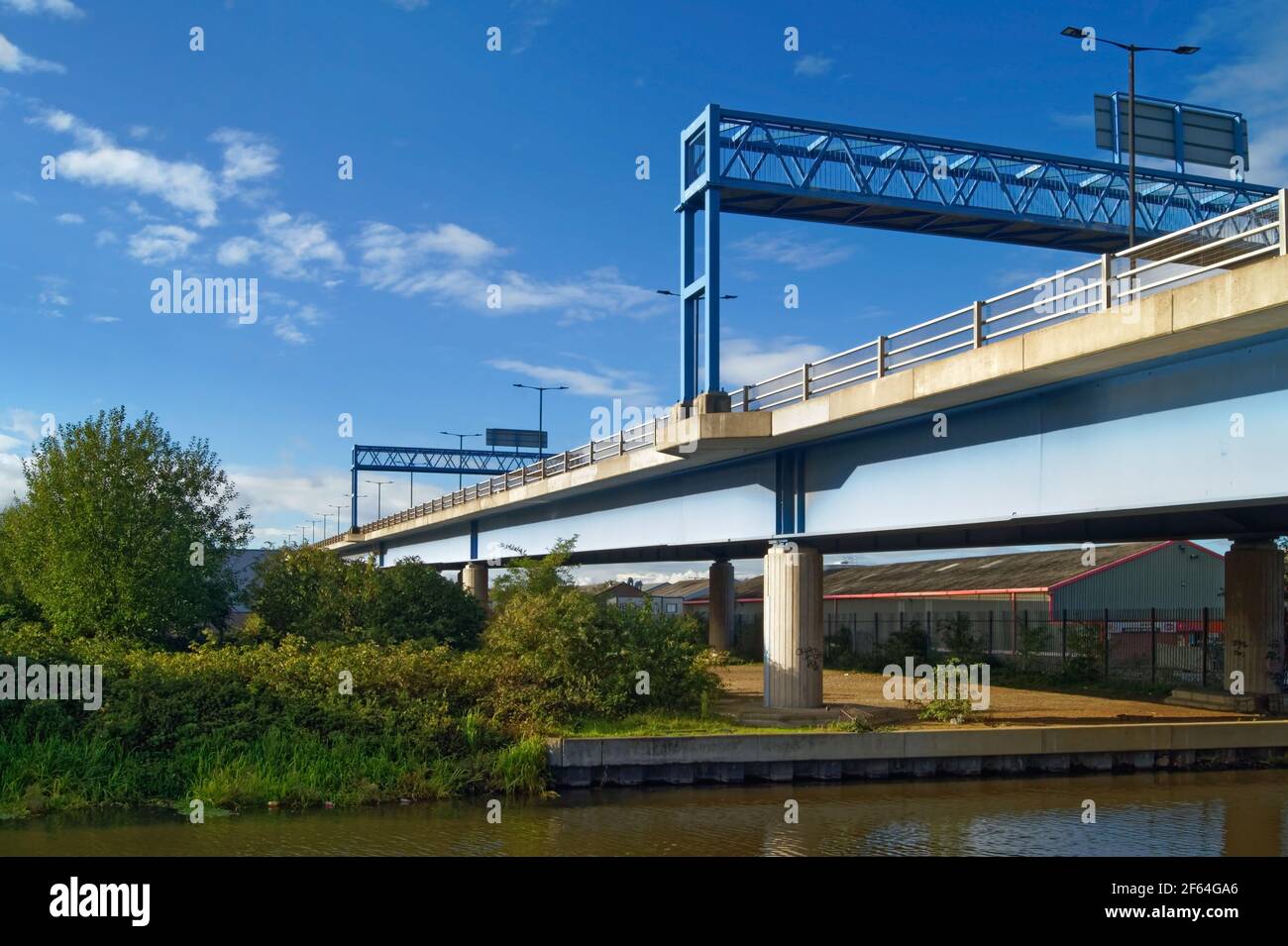 Regno Unito, South Yorkshire, Doncaster, St Georges Road Bridge che porta la A19 sopra il fiume Don. Foto Stock