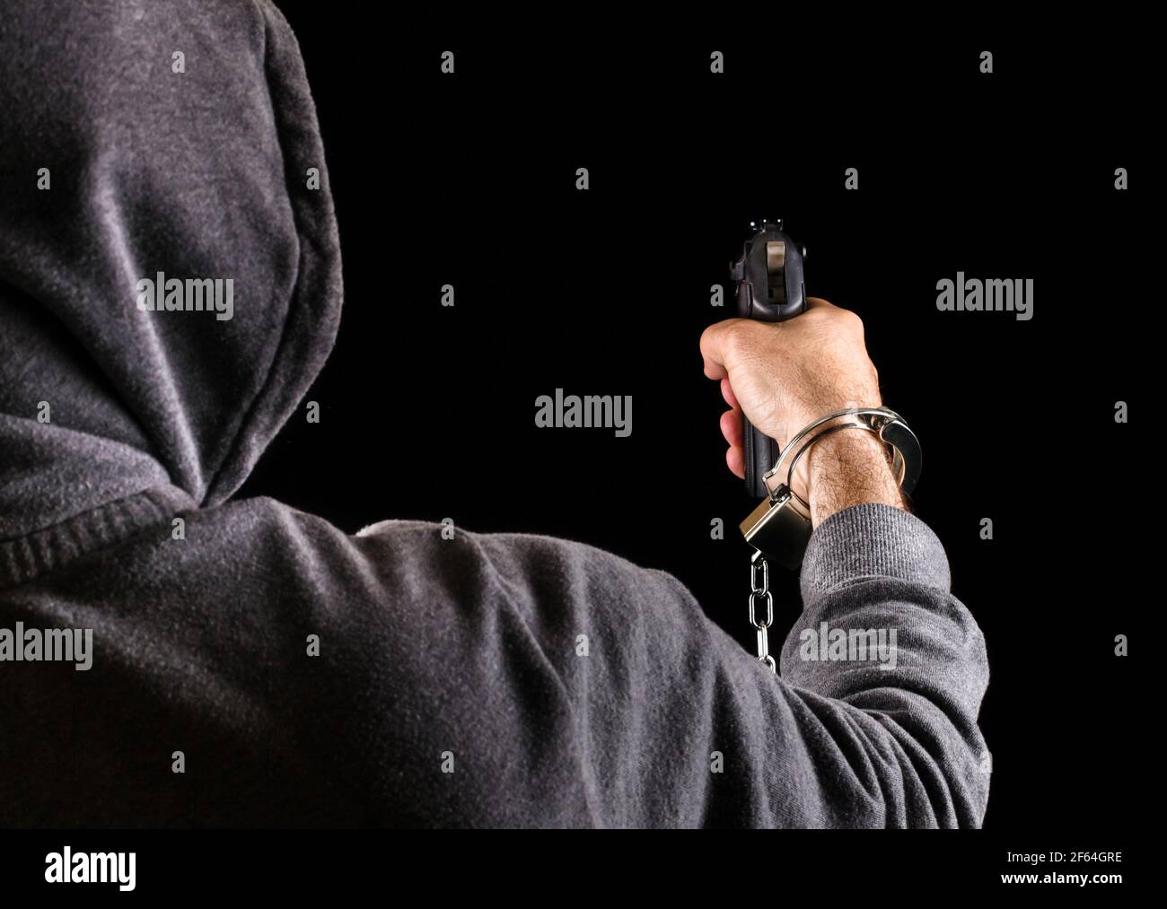 Pericoloso prigioniero fuggitivo con la pistola Foto Stock