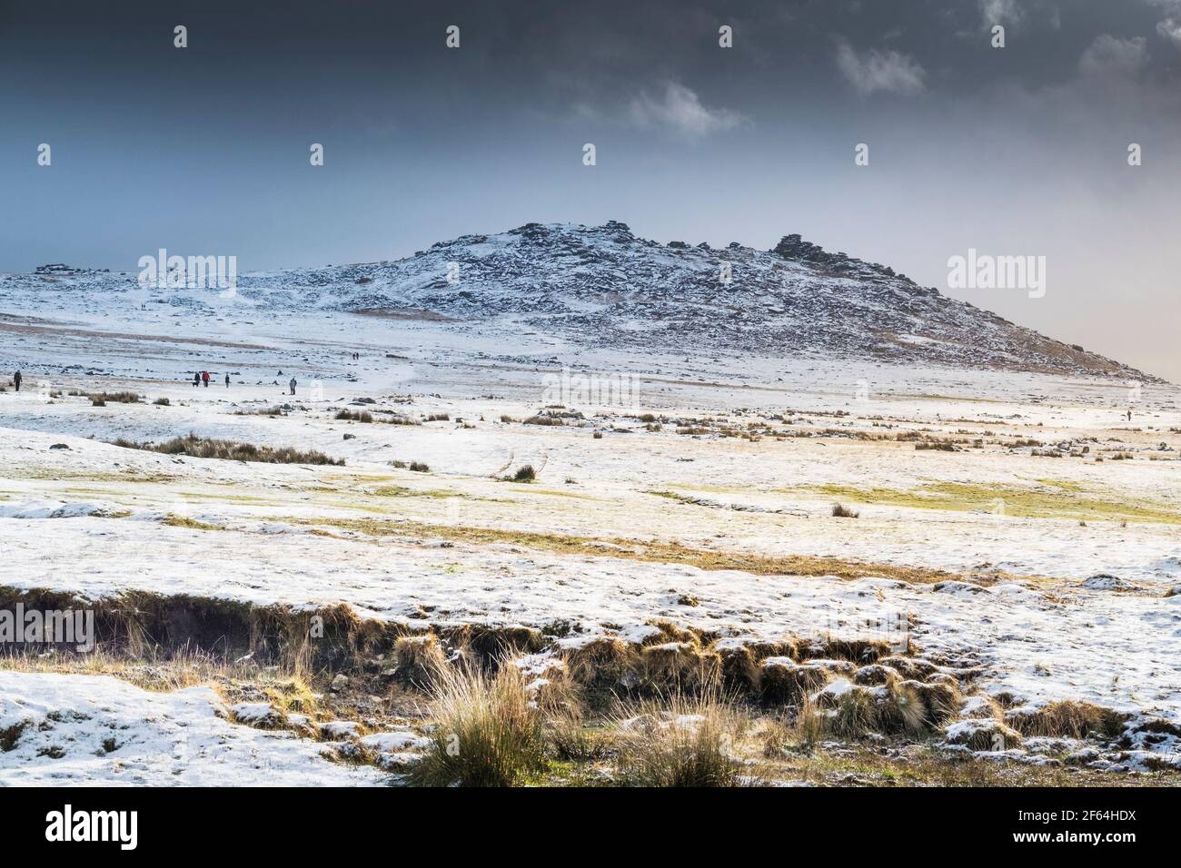 Neve su Rough Tor su Bodmin Moor in Cornovaglia. Foto Stock