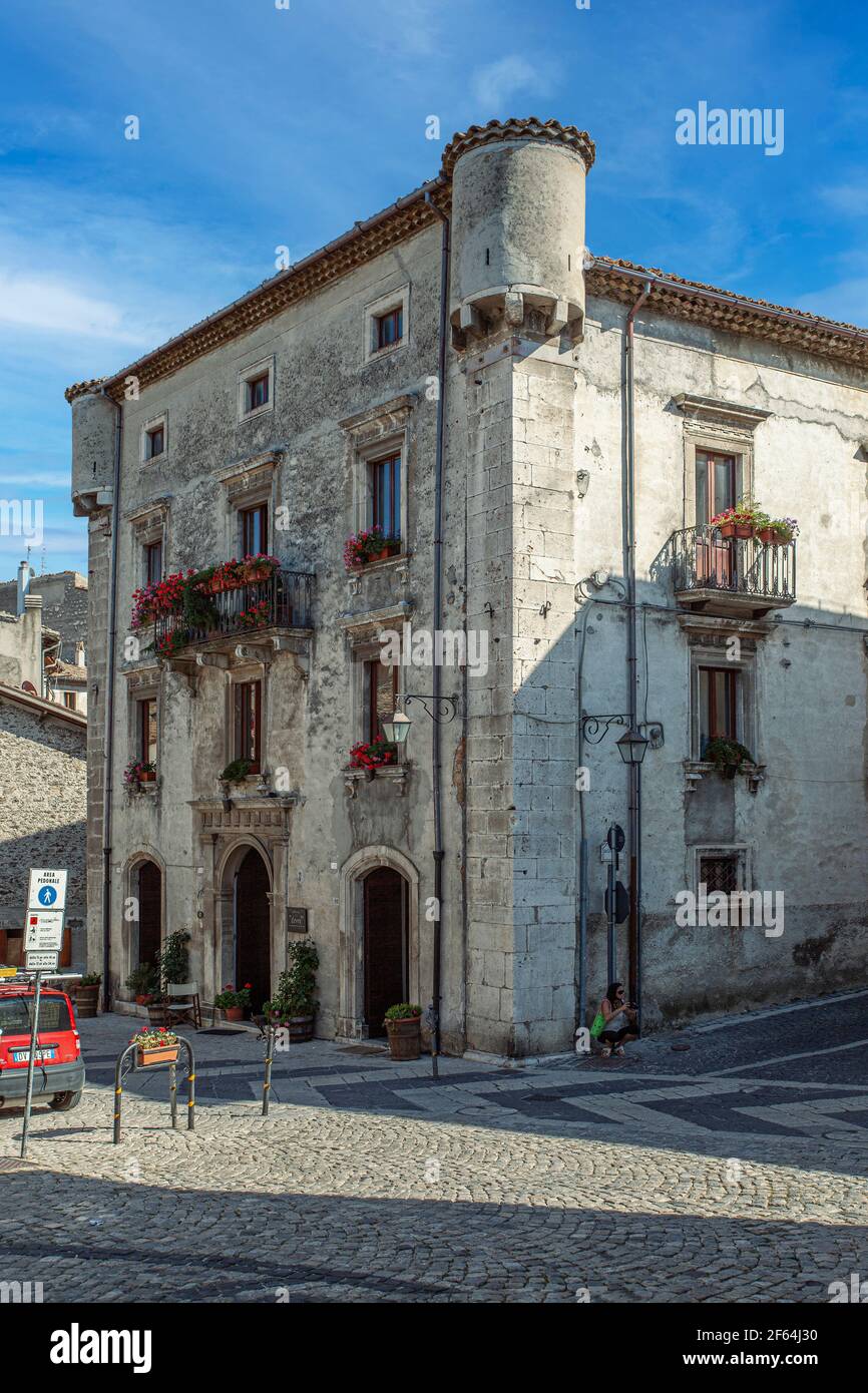Hotel in un antico palazzo in una pittoresca cittadina di montagna, con balconi fioriti in una giornata di sole. Pescasseroli, provincia di l'Aquila, Abruzzo, Italia Foto Stock