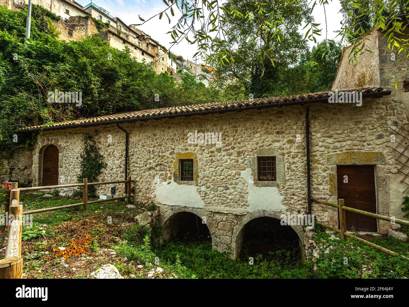 Vecchio mulino ad acqua ora disusato e trasformato in un museo. Pettorano sul Gizio, provincia di l'Aquila, Abruzzo, Italia, Europa Foto Stock