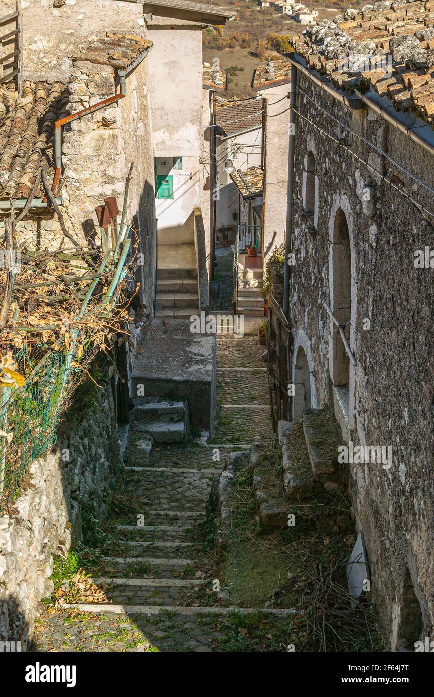 Vicolo con scalini coperti di case di pietra muschio di un villaggio di montagna. Tione degli Abruzzi, provincia di l'Aquila, Abruzzo, Italia, Europa Foto Stock