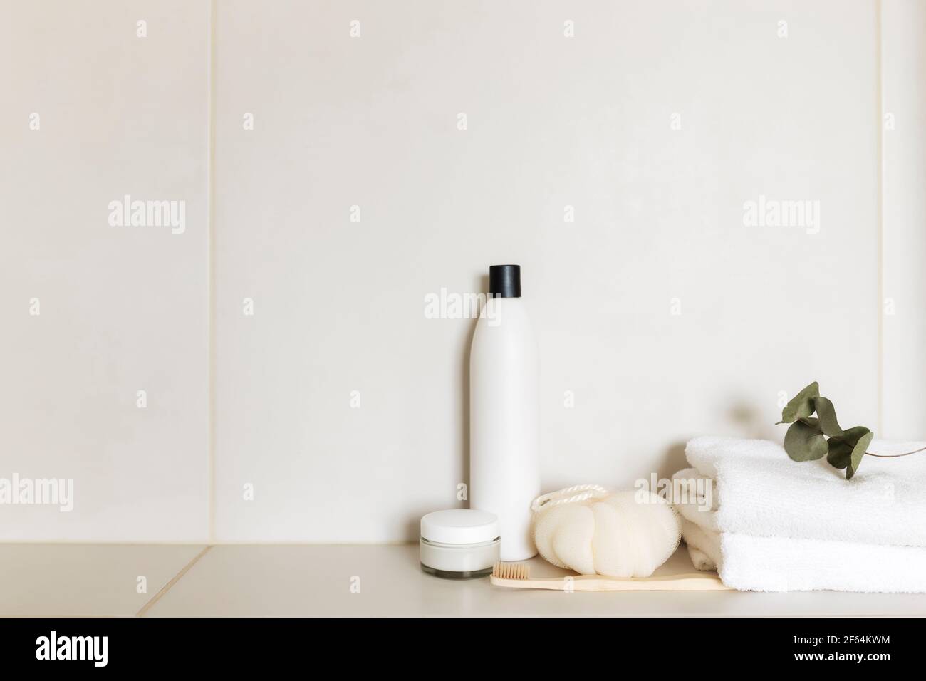 Lavabo in bagno bianco con accessori da bagno. Concetto di pulizia dell'hotel. Concetto domestico. Foto di alta qualità Foto Stock
