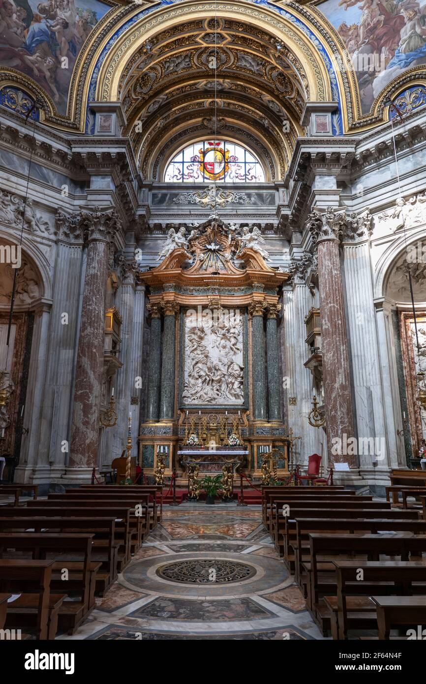 Sant'Agnese in Agone interno della chiesa di Piazza Navona a Roma, altare maggiore con rilievo della Sacra Famiglia con Santa Elisabetta, Santi Giovanni e. Foto Stock