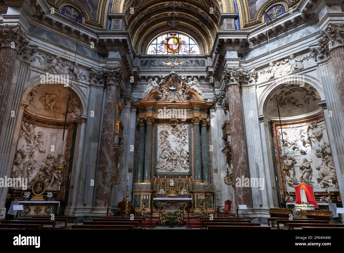 Sant'Agnese in Agone interno della chiesa di Piazza Navona a Roma, altare maggiore con rilievo della Sacra Famiglia con Santa Elisabetta, Santi Giovanni e. Foto Stock