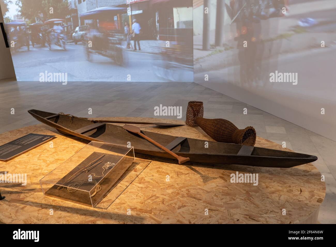 Canoa di legno del popolo Tucano (Sud Americani indigeni nell'Amazzonia nordoccidentale) per il trasporto e la pesca, Museo Etnologico anima Mundi Foto Stock