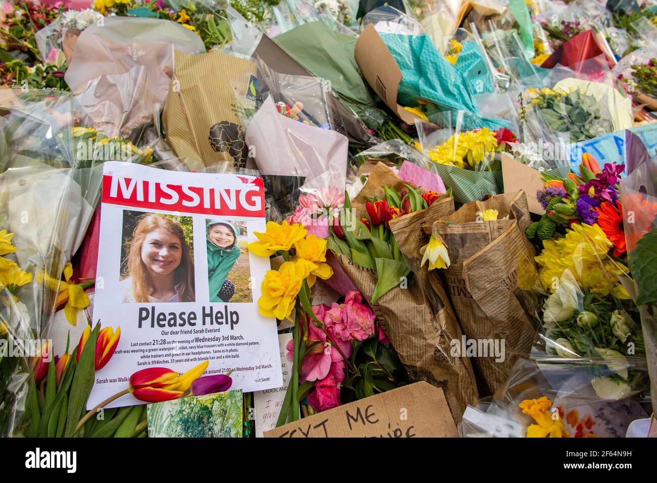 Clapham Common, Londra - poco dopo la veglia e gli arresti dal poice, la calma prevale dove i fiori sono deposti in memoria di Sarah Everard. Foto Stock
