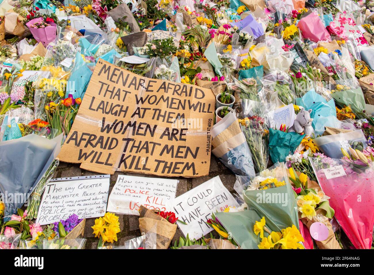 Clapham Common, Londra - poco dopo la veglia e gli arresti dal poice, la calma prevale dove i fiori sono deposti in memoria di Sarah Everard. Foto Stock