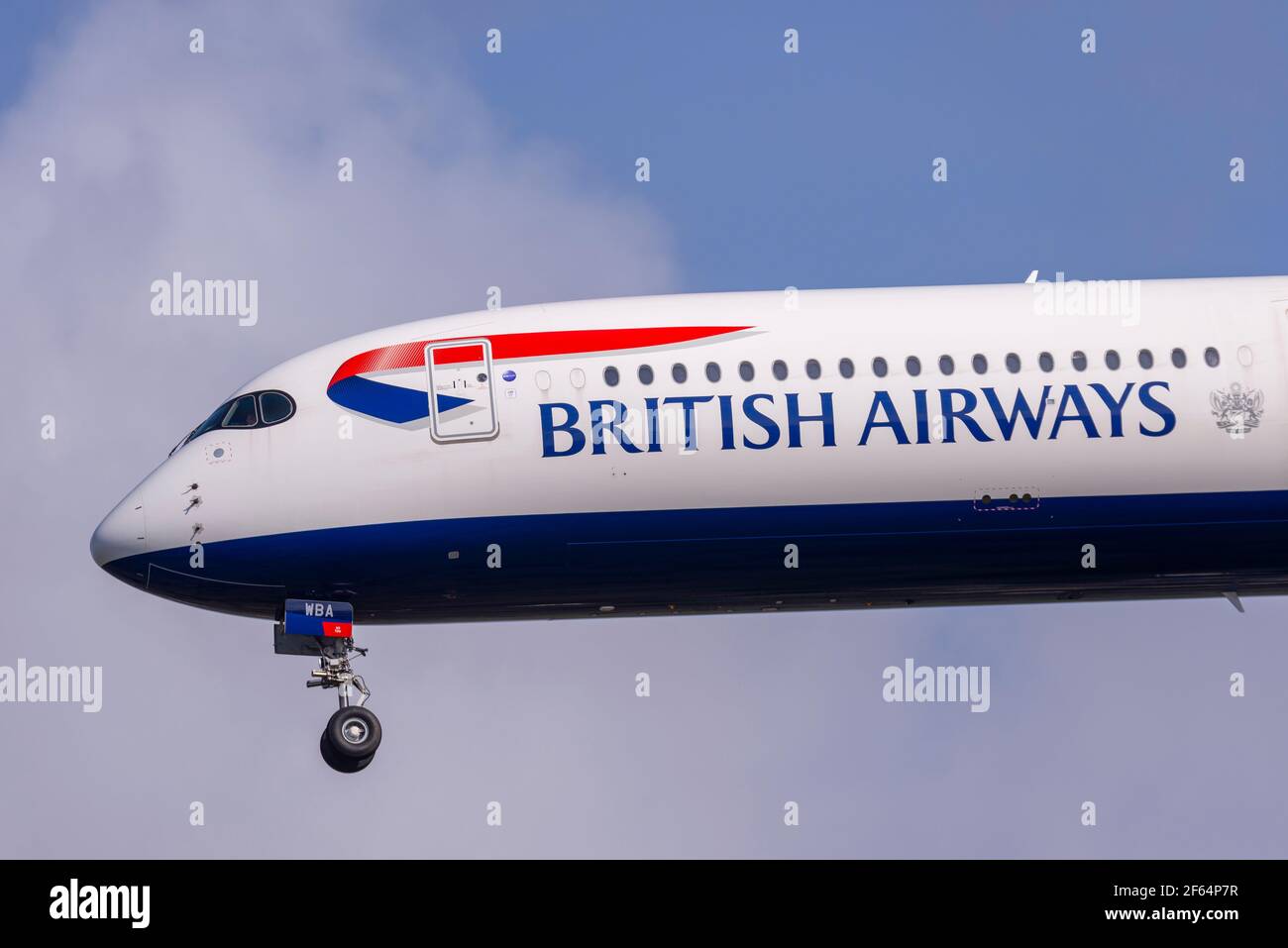 British Airways Airbus A350 aereo di linea G-XWBA in finale per atterrare all'aeroporto Heathrow di Londra, Regno Unito. Front-end con titoli BA, logo, branding Foto Stock
