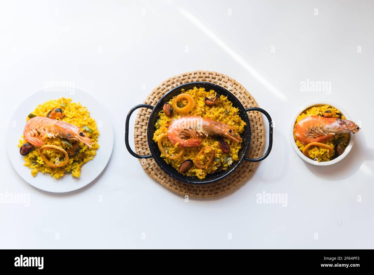Paella cibo tipico spagnolo su fondo di granito Foto Stock