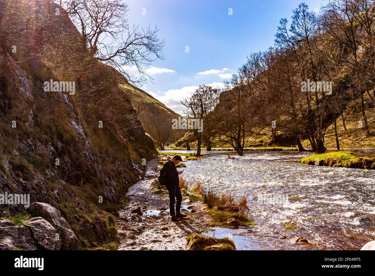 Splendida campagna a Dovedale, Derbyshire e il fiume dove Foto Stock