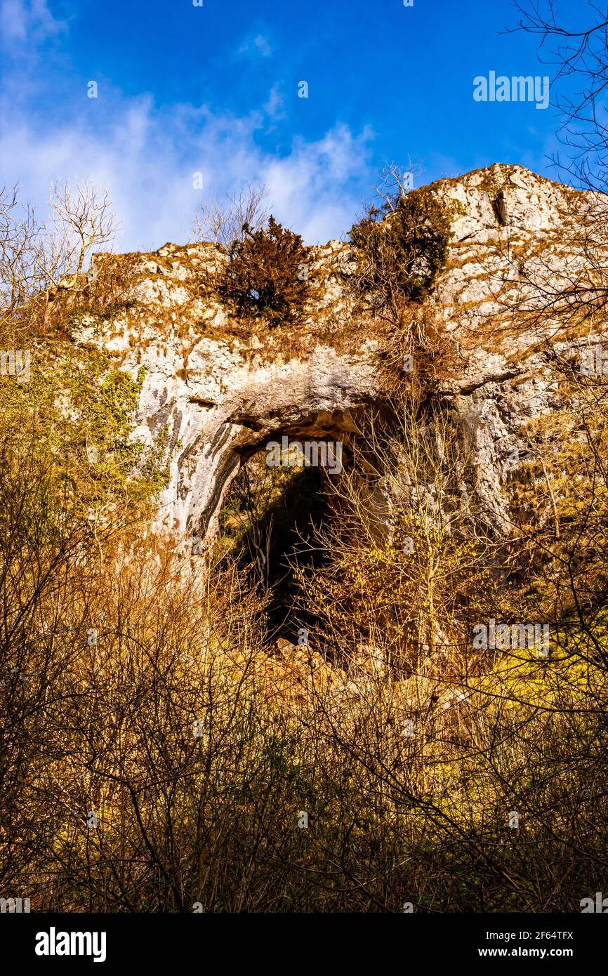 Splendida campagna a Dovedale, Derbyshire e il fiume dove Foto Stock