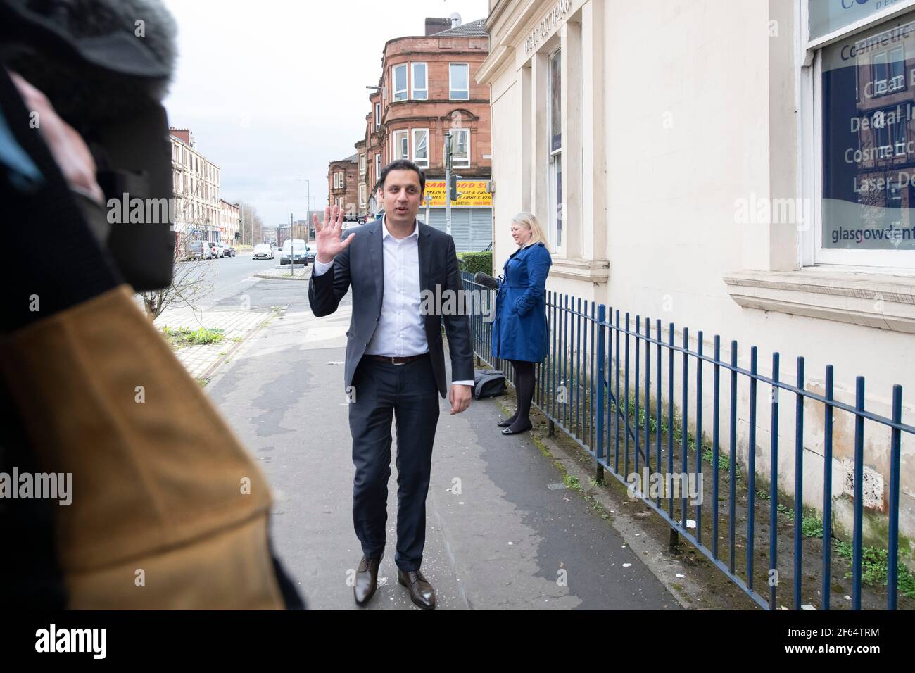 Glasgow, Scozia, Regno Unito. 30 Marzo 2021. NELLA FOTO: ANAS Sarwar MSP - leader del Partito laburista scozzese visto visitare una pratica dentista sul percorso della campagna elettorale Holyrood. Credit: Colin Fisher/Alamy Live News Foto Stock